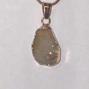 Quartz pendant necklace ❤️ Tan